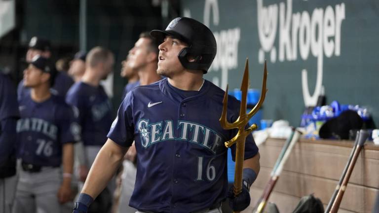Luis Urías desempata el juego con jonrón.