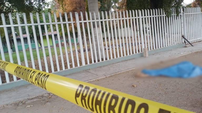 La mañana del sábado fue encontrado un joven asesinado afuera del Cobaes en la comunidad de San Pedro, en Navolato.