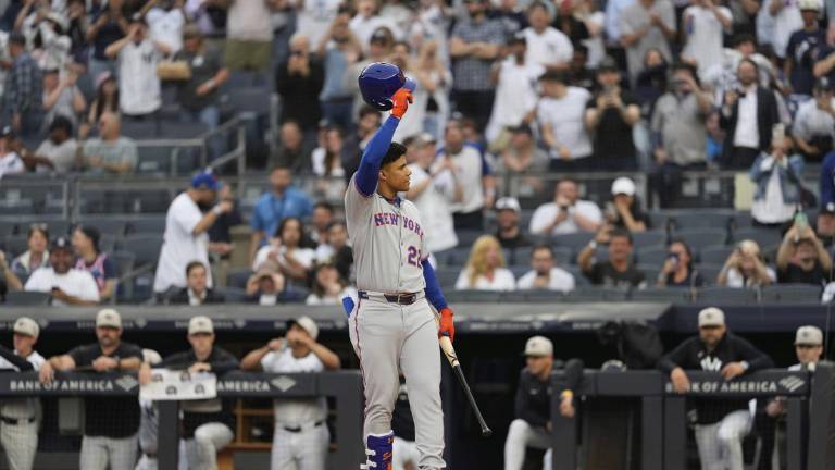 Juan Soto saluda ante los abucheos.