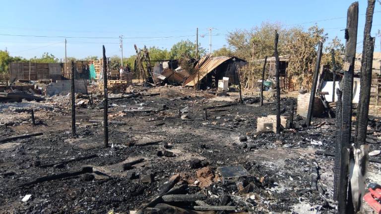 Varias viviendas terminaron convertidas en cenizas tras un incendio ocurrido en la invasión Jaripillo, en Mazatlán.