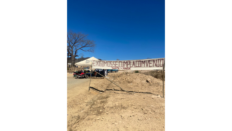 Los comuneros se mantienen en paro en la comunidad de Santa María con pancartas donde se exige el cumplimiento del convenio.