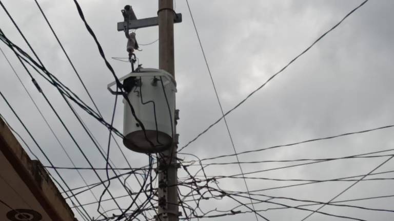 Tras la desconexión de un transformador, comercios del Centro se encuentran sin energía eléctrica, en Escuinapa