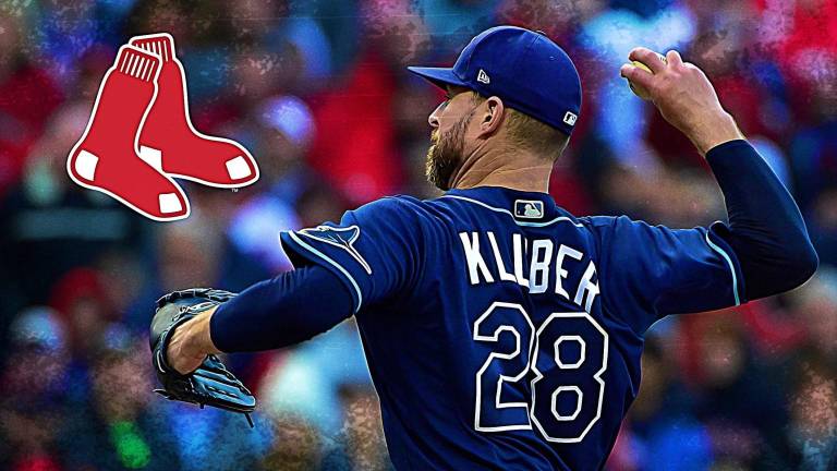 Corey Kluber llega a Medias Rojas.