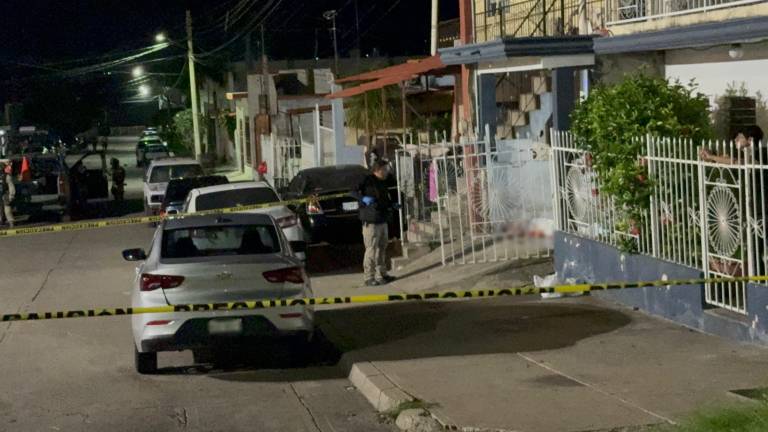 Elementos de seguridad resguardaron la colonia Emiliano Zapata tras el ataque que dejó un hombre muerto y otro lesionado.