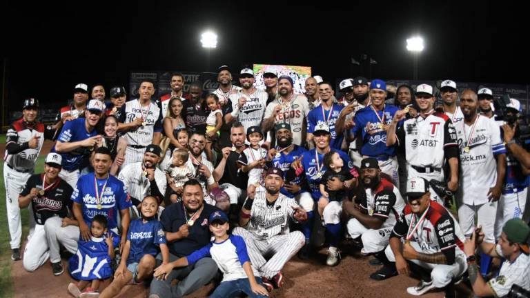 Los ganadores felices tras su triunfo.