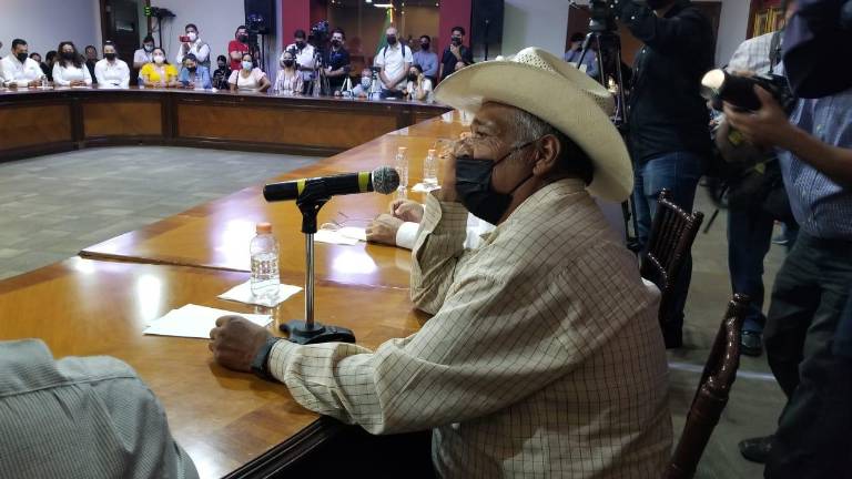 Pobladores desplazados de municipios como Concordia, Choix, Badiraguato y comunidades como Tepuche se encuentran con el Gobernador Rubén Rocha Moya.