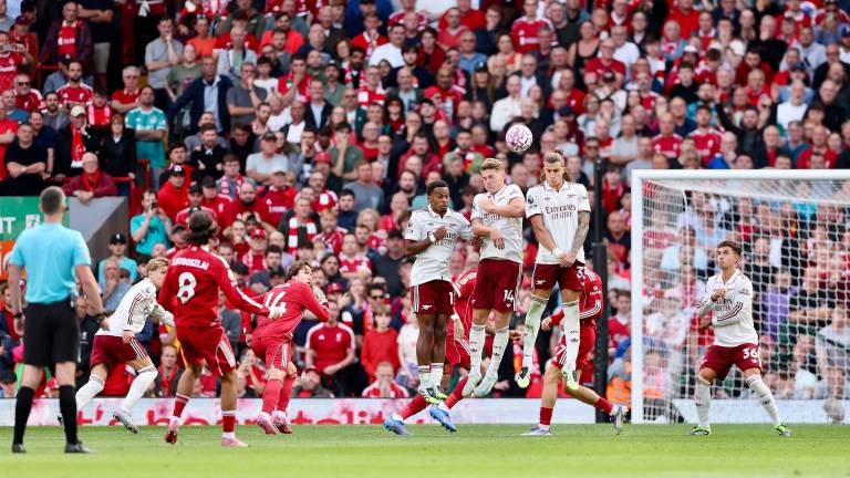 Dominik Szoboszlai marca de tiro libre para darle el triunfo al Liverpool.
