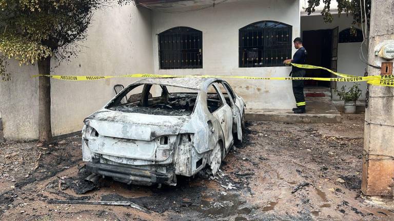 Bomberos y militares acudieron al sitio para sofocar el incendio y asegurar el área.