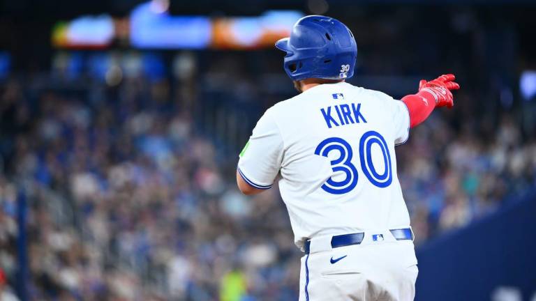 Alejandro Kirk batea tres hits.