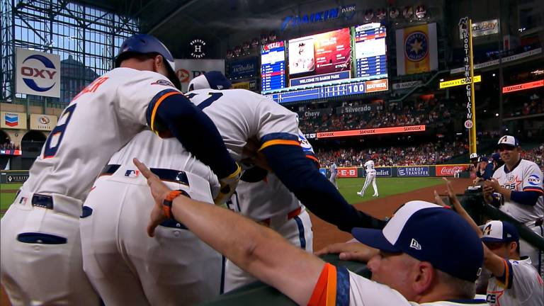 Yordan Álvarez se lesionó tras anotar una de las carreras de los Astros en el encuentro del lunes ante los Rangers.
