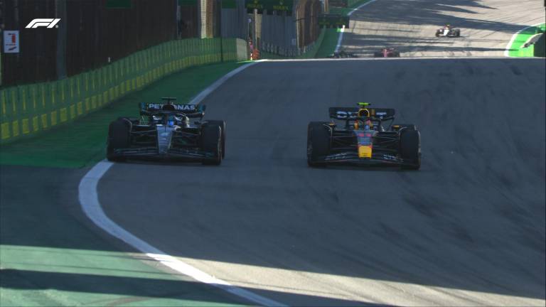 Checo Pérez (der.) hace una buena maniobra ante Lewis Hamilton.