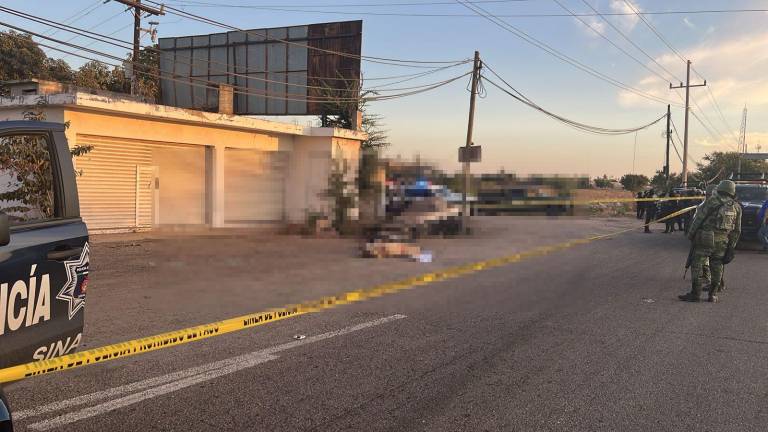 El cuerpo también tenía cartulinas con mensajes.