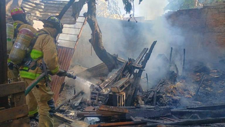 Bomberos de Mazatlán lograron extinguir el fuego que consumió una vivienda en la colonia Salvador Allende.