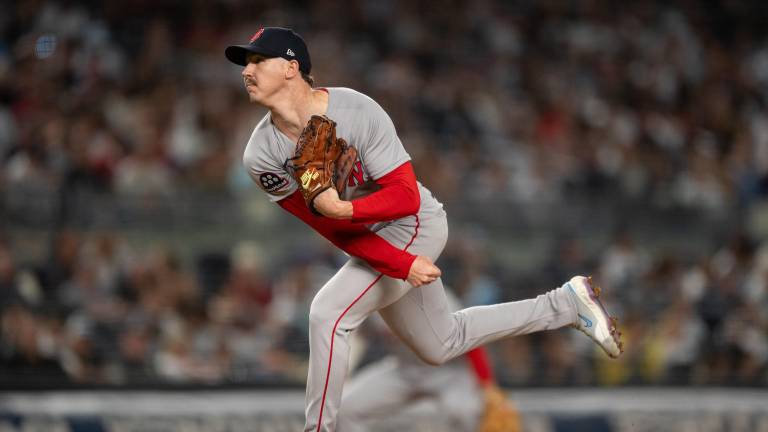 El derecho de 31 años cerró su etapa en Boston con récord de 7-7 y efectividad de 5.45 en 23 juegos.