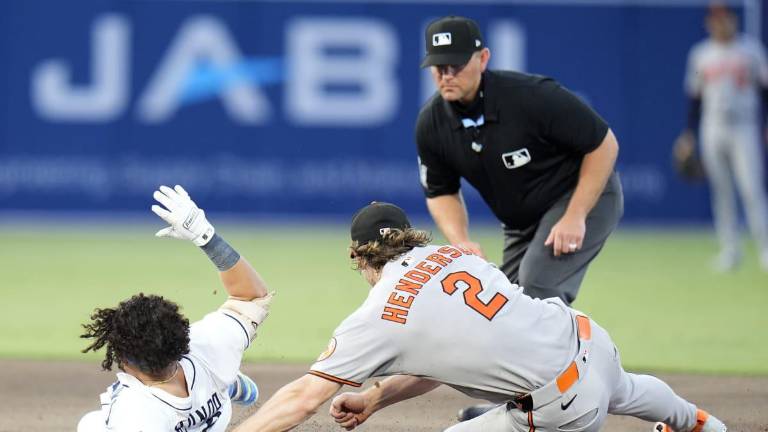 El mexicano Jonathan Arnada es retirado en la segunda base por Jackson Holliday.