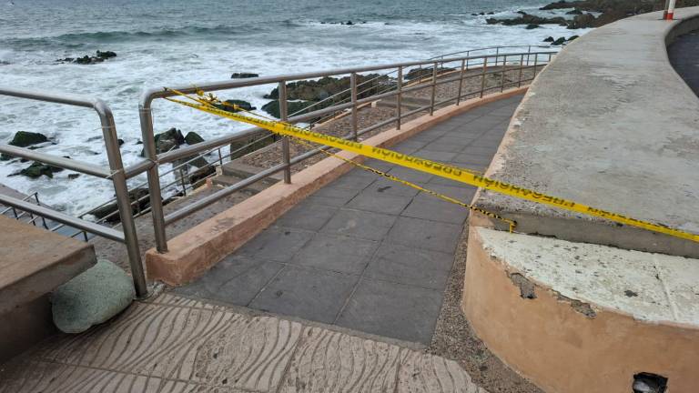 El fuerte oleaje prevalece en Mazatlán debido al mar de fondo.