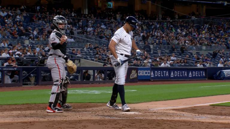 Giancarlo Stanton sale del juego.