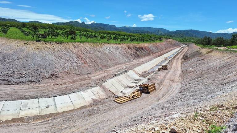 Algunos trabajadores de la Presa Santa María expresaron su preocupación por la falta de seguridad social en su empleo.