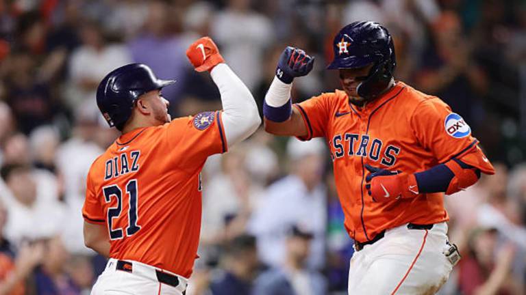 Isaac Paredes es felicitado por su jonrón.
