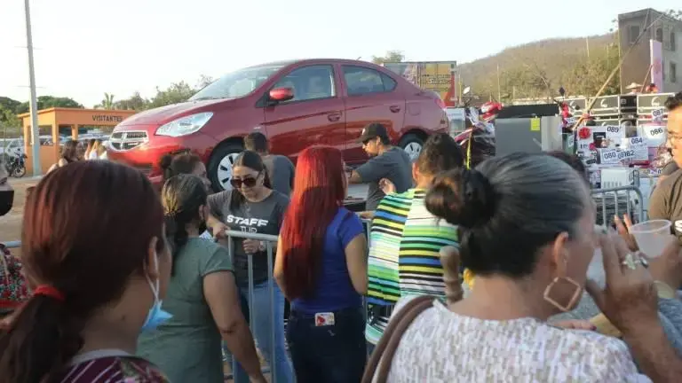 $!Acuerda ‘El Químico’ Benítez reparar daño por compra de carros rifados en festejo del Día de las Madres