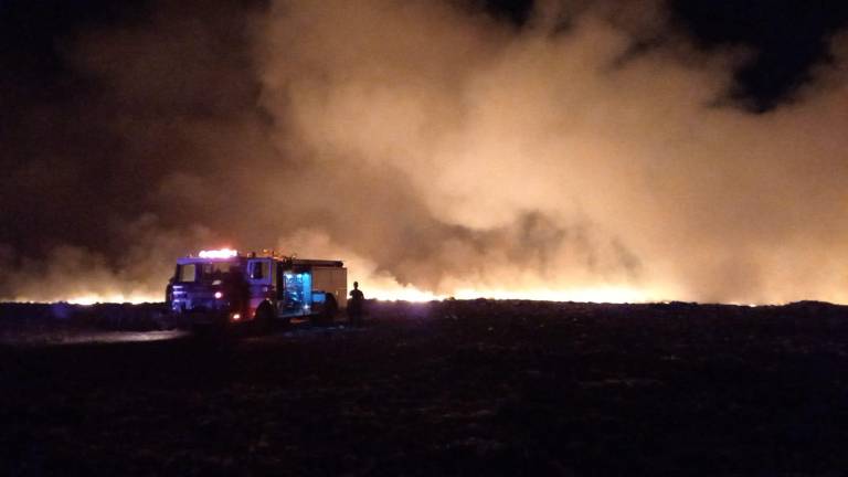 La representante de habitantes de la Colonia Bicentenario denunció que los cuerpos de bomberos no han podido continuar en labores para apagar el incendio que consume el relleno sanitario.