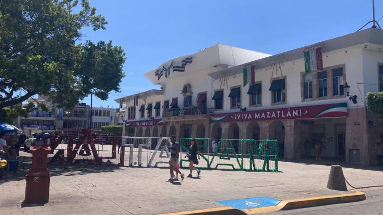 Tras tres licitaciones, el Ayuntamiento de Mazatlán adjudicó contratos por casi 5.9 millones de pesos en uniformes para trabajadores sindicalizados.