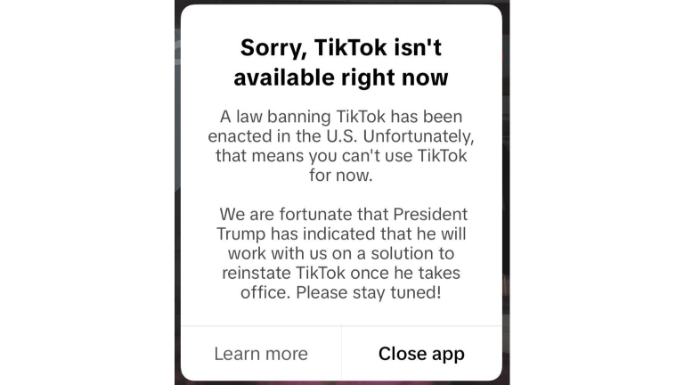 Texto de advertencia en TikTok: Lo sentimos, TikTok no está disponible actualmente... Afortunadamente, el Presidente Trump ha declarado que trabajará con nosotros en una solución para relanzar TikTok cuando asuma el cargo.