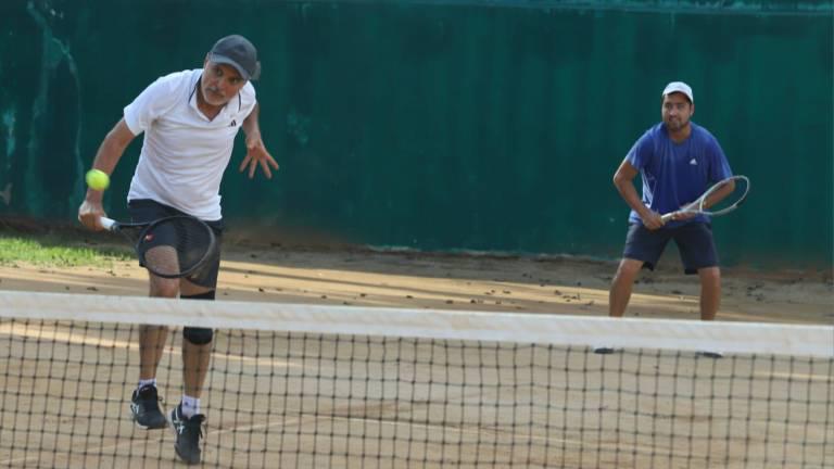 Doblistas locales alistan sus raquetas en Torneo de Tenis 60 años