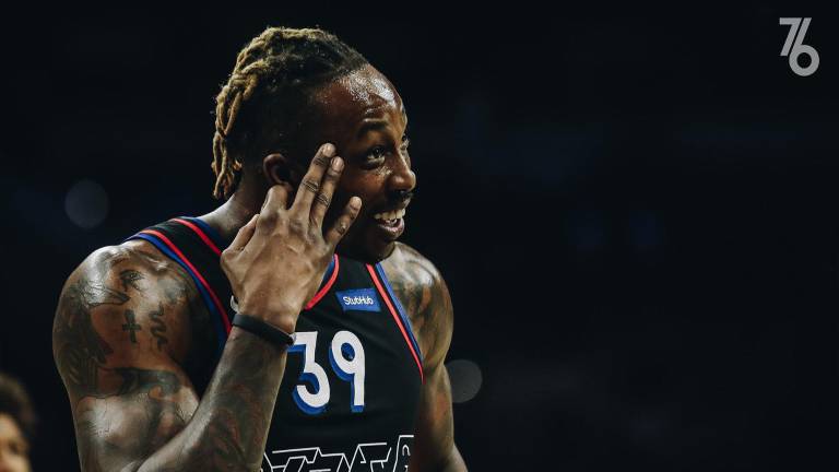 Dwight Howard celebra tras haber anotado un triple para los Sixers.