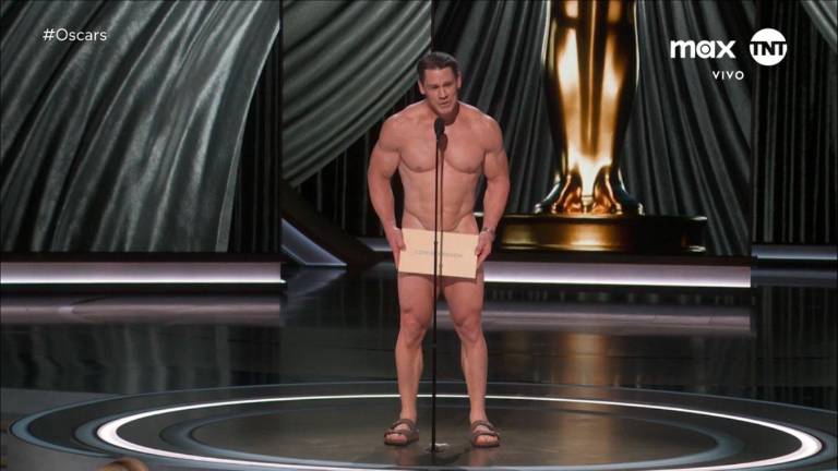 John Cena se cubre solo con un sobre.