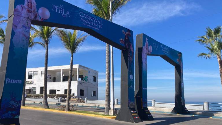 Los arcos de entrada a la zona del Carnaval ya se colocaron.