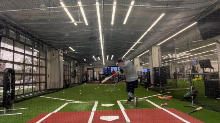 Alex Verdugo practica en la caja de bateo.