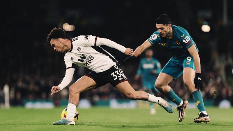 Raúl Jiménez (der.) fue titular por los Wolves.