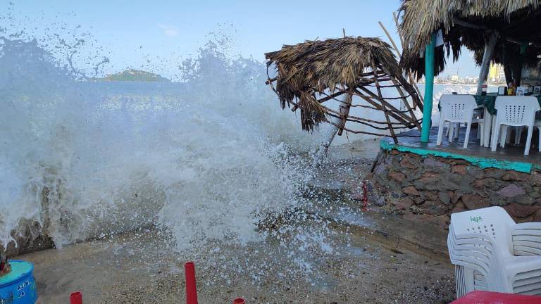 El oleaje, aunque ya no con tanta fuerza, sigue impactando a los restaurantes en la zona de playa del malecón.