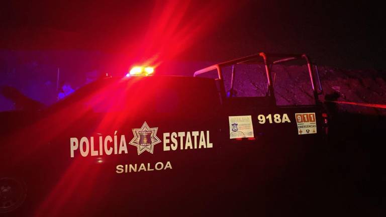 Policías estatales acudieron al hospital donde fue ingresado el joven tras recibir el reporte de los hechos.