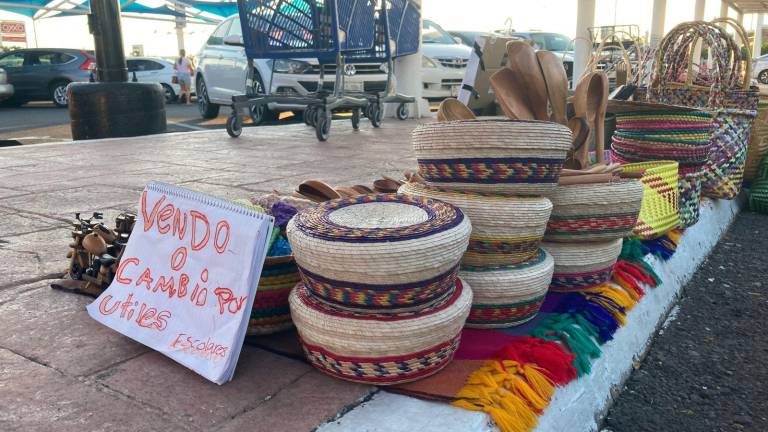 Alicia se dedica a vender artículos artesanales junto a su esposo en el estacionamiento de un súper mercado ubicado en La Marina.