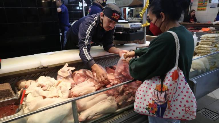 Puesto de productos cárnicos en el mercado Pino Suárez.