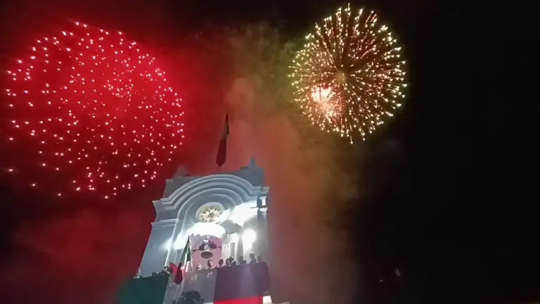 Con fuegos artificiales muy coloridos se realizó la ceremonia.