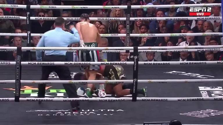 David “El Monstruo” Benavidez mandó a la lona a Demetrius Andrade en el cuarto round.
