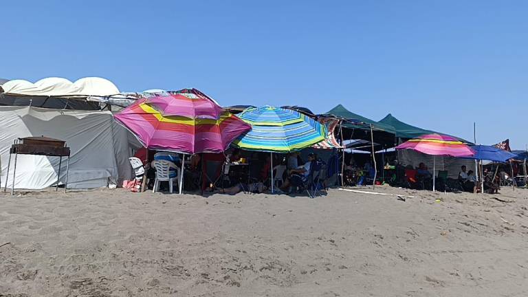 Familias ocupan sus enramadas en la playa de Las Cabras durante las tradicionales fiestas del mar en Escuinapa.
