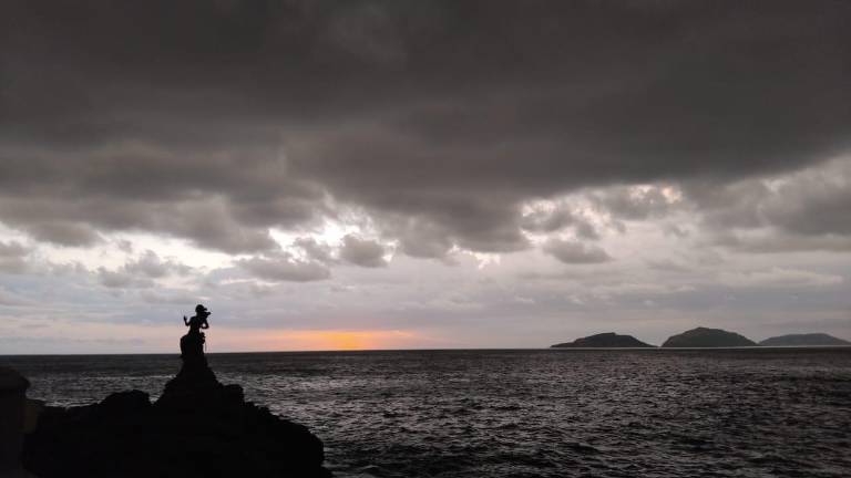 Nubes densas y descargas eléctricas marcan la tarde en Mazatlán tras la alerta de Protección Civil por posibles lluvias intensas.