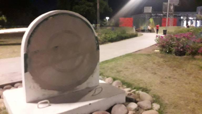 En imágenes se puede observar que con material de construcción se tapó el logo que era utilizado por la administración pasada y que se instalaba en las obras realizadas por parte de ese Gobierno.