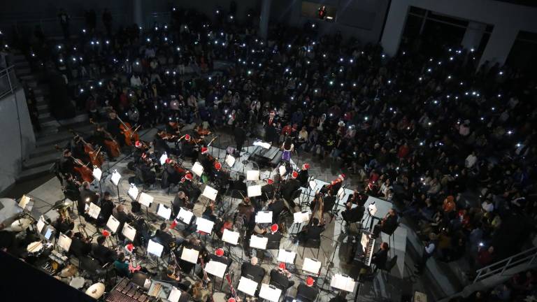 La OSSLA durante el Concierto Navideño ofrecido en el ágora del Isic.
