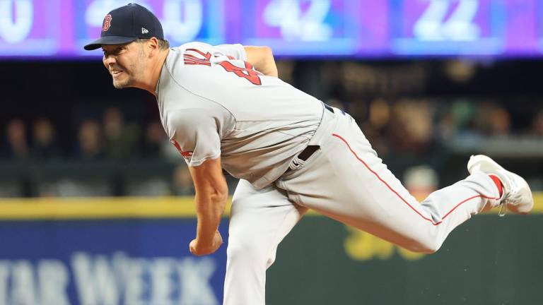 El veterano Rich Hill lanzará ahora para los Piratas de Pittsburgh.