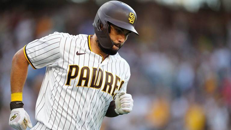 Eric Hosmer terminó por salir de los Padres y ahora jugará por los Medias Rojas.