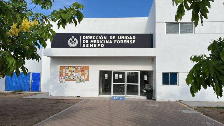 El cuerpo de una mujer asesinada en el municipio de Cosalá, fue trasladado a las instalaciones del Semefo en Culiacán.