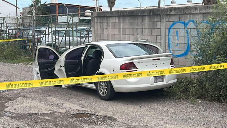 Autoridades resguardaron la zona donde un vehículo con reporte de robo fue encontrado en estado de abandono en el sur de Culiacán.