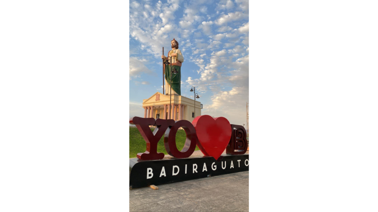 El santo de más de 18 metros de altura fue construido por un artista de Culiacán para donarla al municipio.