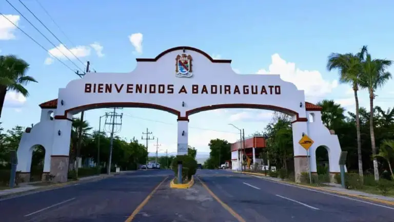 Pobladores alertaron sobre balaceras y bloqueos en la sierra de Badiraguato; autoridades no han confirmado los hechos.