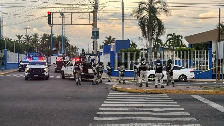 Elementos de la Guardia Nacional detuvieron un vehículo Nissan sedán blanco y capturaron al conductor.